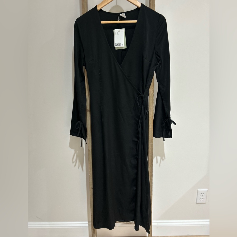 Divided H&M Black Long Sleeve Tie Wrap Dress V-Neck Size S NWT Chic Sleek LBD - Picture 1 of 9